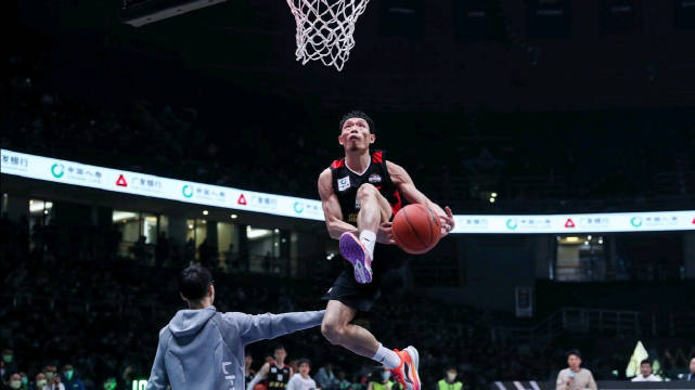 陈登星受邀参加全世界最顶尖的扣篮大赛，飞跃6人惊艳奥尼尔！