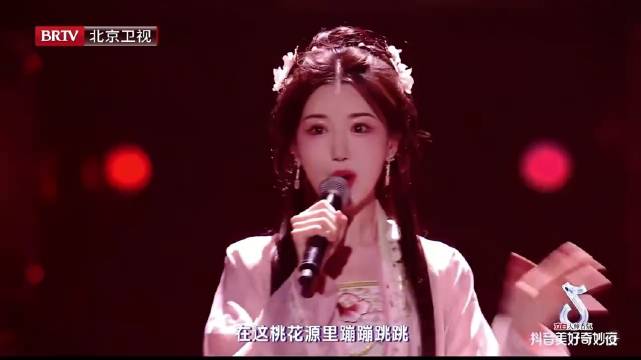 毛晓彤38岁红毯生图出圈，被赞“甜妹天花板”