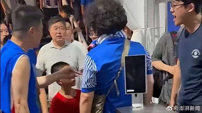 3名球迷围堵谩骂穿武磊球衣小球迷被行拘，警方回应