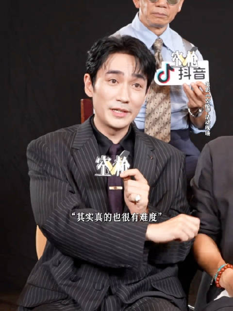 来听听朱一龙与檀健次的采访互夸，戏内猫鼠游戏，戏外惺惺相惜