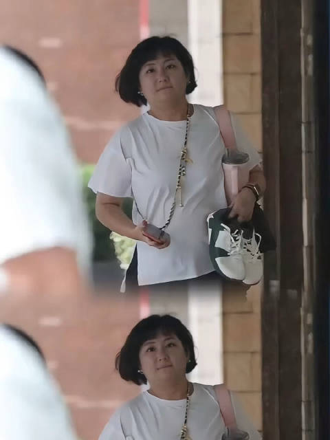 台媒拍到退圈许久的 Selina，44岁的她穿着简单去接孩子！