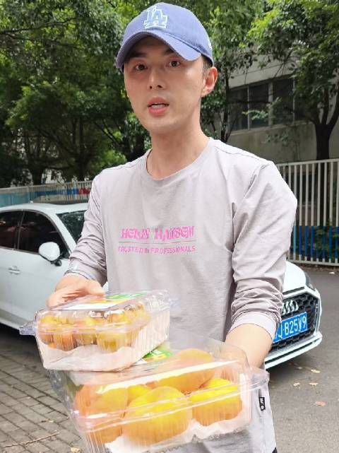 哥拿着两大盒水果来投喂大家啦 还要回去了两个吊干杏 @叶祖新 ·· ···