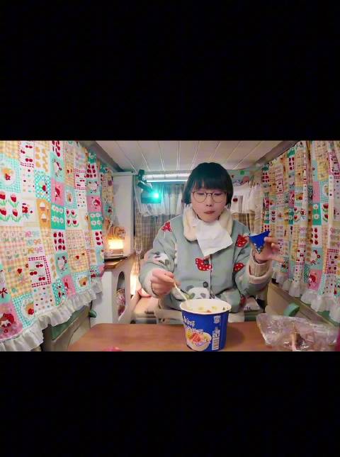 中国小姐姐蜗居老头乐视频走红，实为摆拍剧本