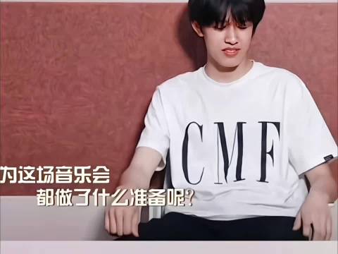 张极调侃节目组服装经典，玩李飞拖鞋梗