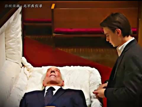 男孩趁大人不注意时偷偷把手机塞进爷爷的衣服