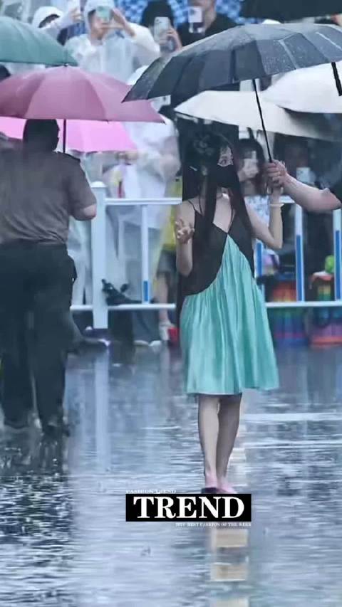 虞书欣这穿的是什么，穿个睡衣就出来了