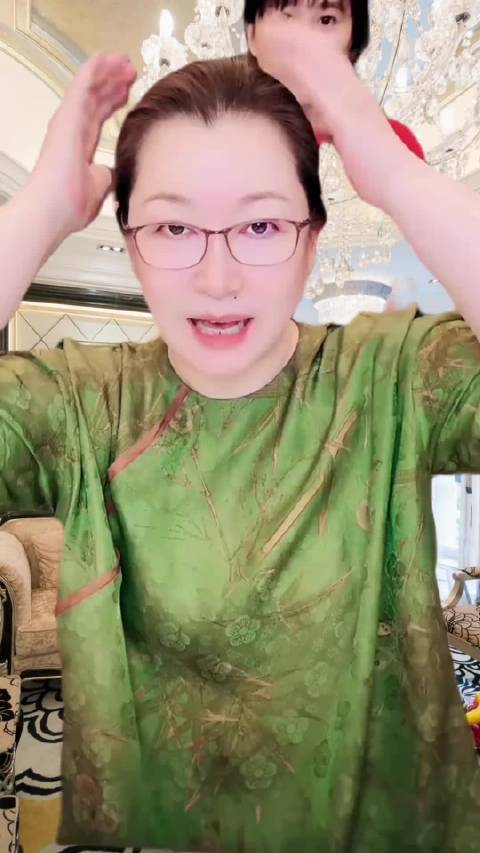 球球调侃妈妈浓妆艳抹，曾吓坏爸爸和奶奶