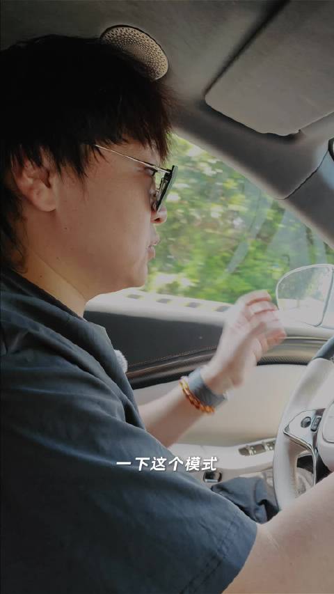岚图追光S蓝擎模式，模拟声浪与拖拽感带来驾驶乐趣