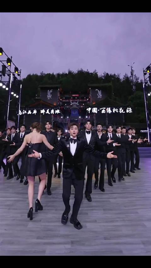 主播刚说不跳感谢舞，下一秒被嘉年华砸蒙圈