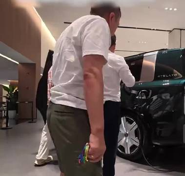 巡展车到店，看车人群络绎不绝，店里人满为患