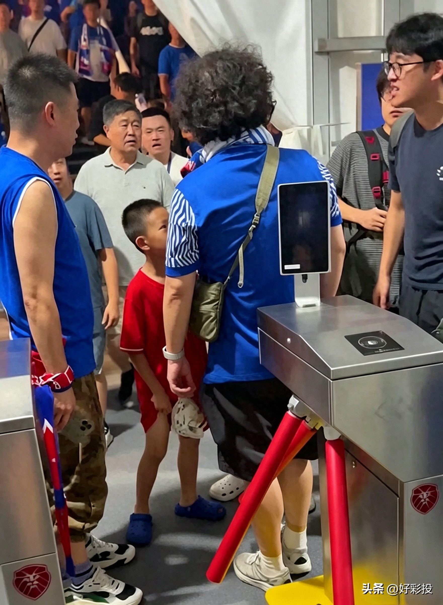 3名申花球迷辱骂小孩父亲,一天不到全被拘!重吗?带你捋清寻衅滋事