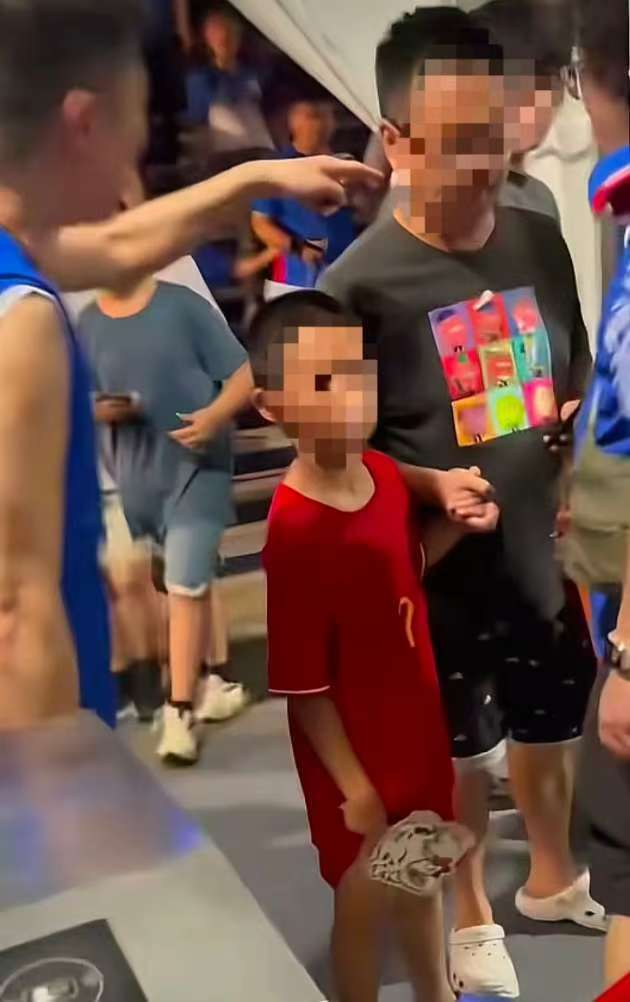 孩子因穿了件武磊球衣，被三个成年男人堵在扶梯口