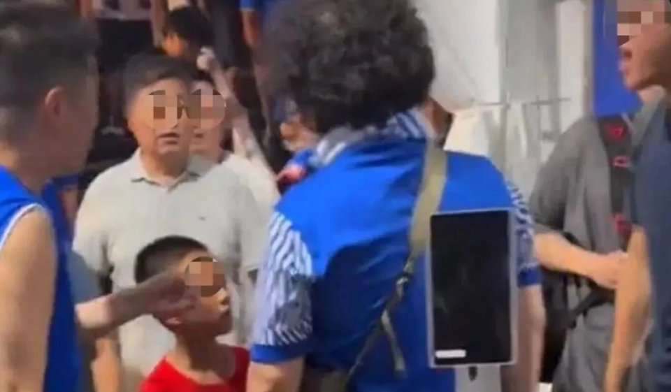 港媒：穿中国队7号球衣就要被骂？武磊挺身而出寻找小球迷及其父亲