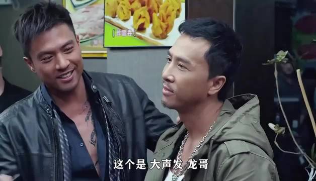 特殊身份，叫的最大声，就要挨最惨的打！