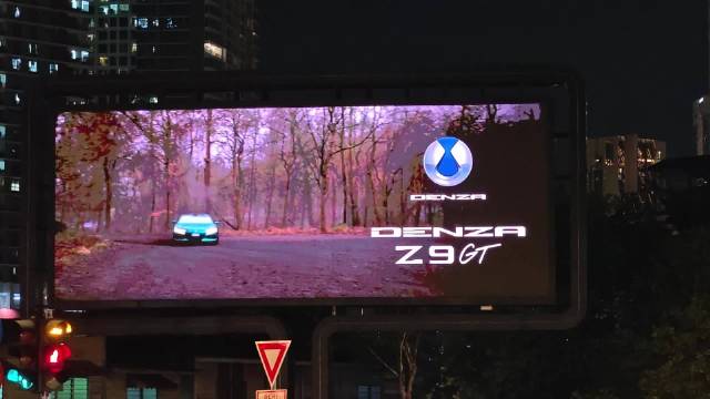 在马来西亚街头看到了国产汽车的广告