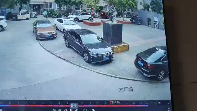 一对男女骑电动车欲抓孩子，孩子机智逃脱监控拍下