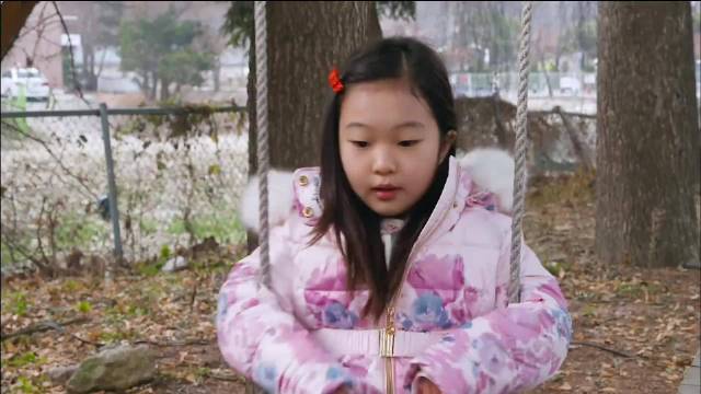 小女孩明明有坐拥亿万身家的富豪母亲，却独自生活在孤儿院里