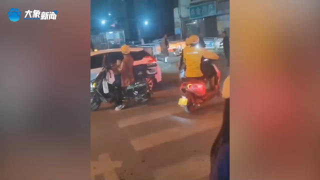 外卖小哥用电动车放倒持刀男获赠新车