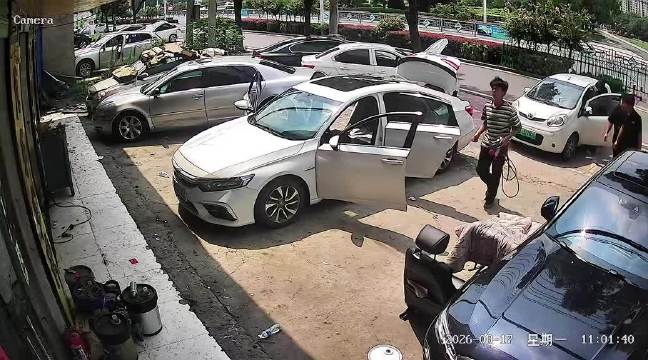 监控实拍：不幸中的万幸……差点被这小丫头一锅端了，油门当刹车了