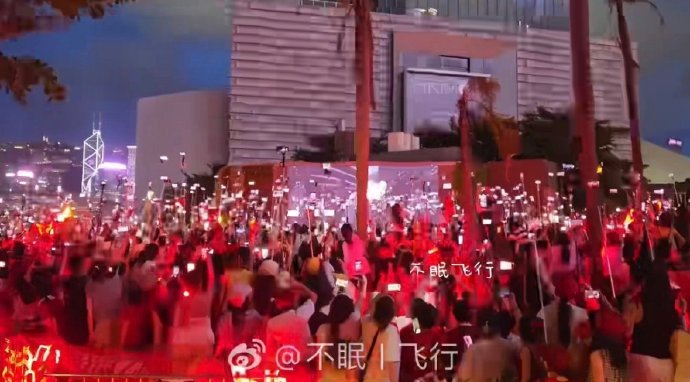 双向奔赴！肖战工作室官方珍藏粉丝'红海'应援