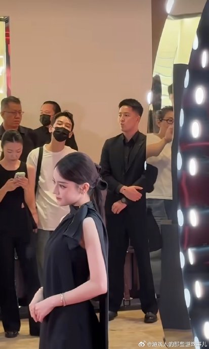 金鹤龙一个眼神，让迪丽热巴妆容刷屏