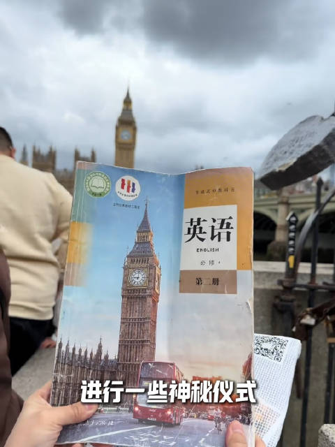 中国游客大本钟前模仿周杰伦MV拍落地签照