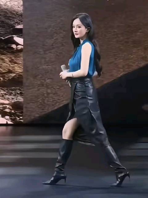 杨幂享界G9发布会皮裙长靴走台，松弛感底气十足