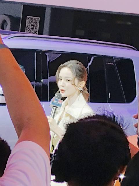 娜扎眼里，开猛士M817的回头率，比她开其他车要高很多！