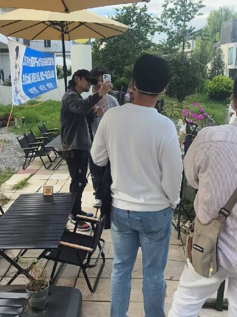一男子长相酷似周杰伦在大理卖柠檬茶，粉丝围观群众