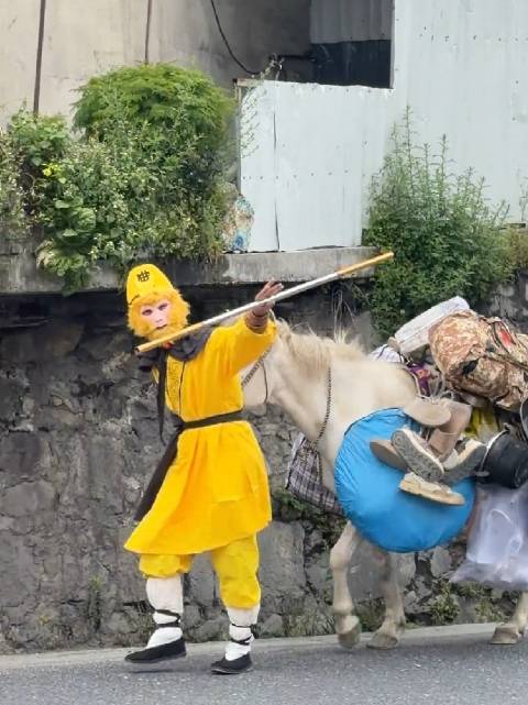 师徒四人途经折多山，以前叫西天取经，现在叫徒步川西