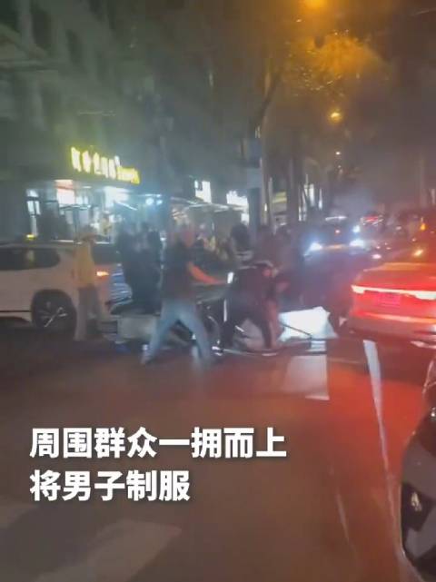 男子持刀闹事外卖小哥一招制敌