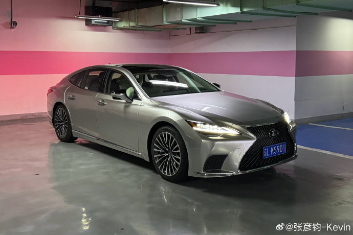 雷克萨斯LM350h七座和奔驰V级七座哪个好？