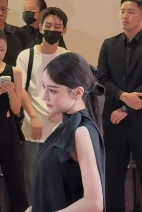 迪丽热巴黑色无袖礼裙封神，蝴蝶结盘发惊艳全场