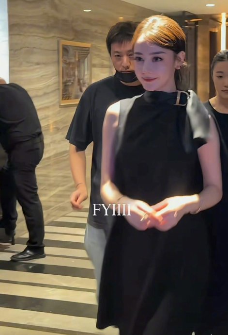 迪丽热巴这组黑裙生图为何能刷屏热搜？