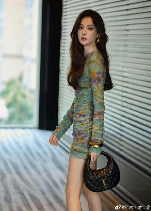 虞书欣撞脸古力娜扎?原图对比引热议 虞书欣撞脸古力娜扎?原图对比引热议