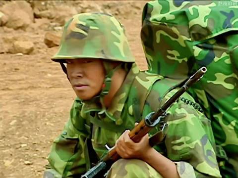 要不是成才拦了一把，队友就被许三多害死在草原上了士兵突击
