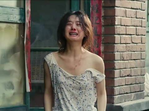 女人为了保护丈夫和女儿，毫不犹豫选择牺牲自己