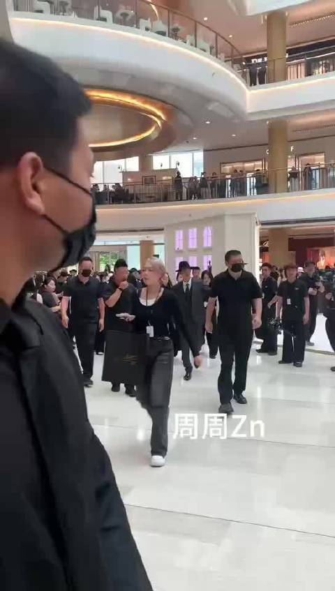 哥咋这么好 又是签名又是握手的