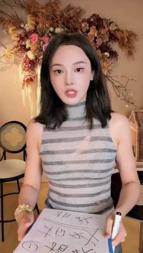 彭小苒直播回应粉丝催进组，称不会放弃拍戏但就业严峻