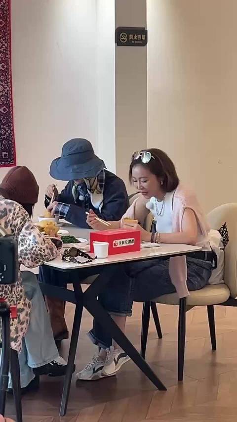 网友偶遇李宇春高叶吃新疆菜～李宇春这个i人成为e人的玩具了！