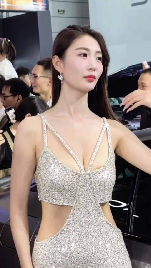 车展现场人与爱车相映成趣，演绎时尚魅力定格动感瞬间