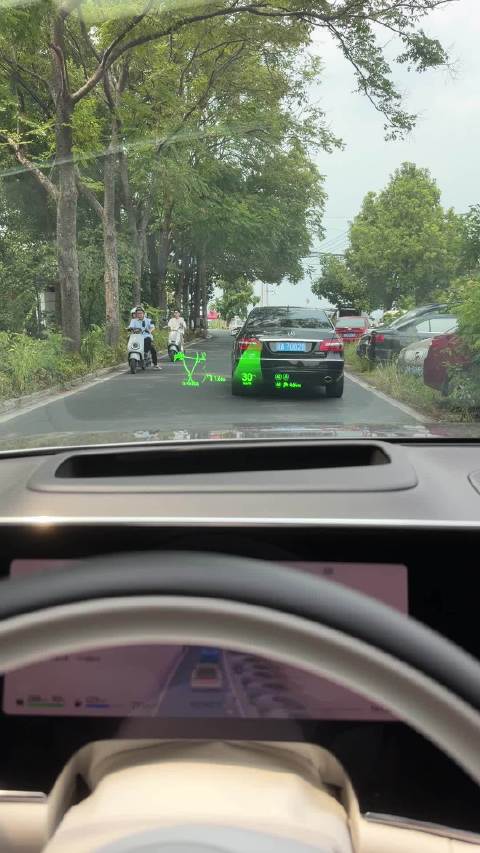 这个路况4.0是不行的，5.0可以， 中国自动驾驶快要毕业了， 体验——>认知