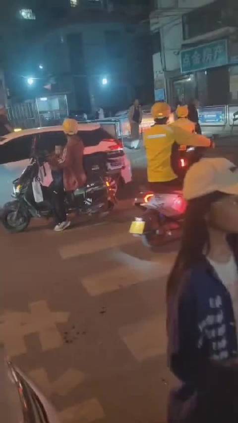 几千块的电动车可以舍弃，十几块钱的外卖可不能坏！