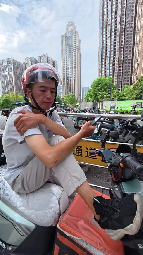 小小的举动，让每辆电动车都成为流动的灯塔