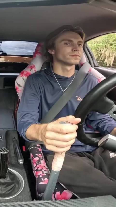 你的邻居让你带他儿子在你的800马力E36漂移车上兜风，对那孩子来说是巅峰体验