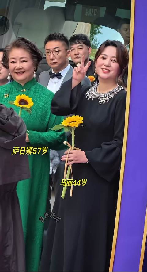 我超哇 咋这么萌啊马丽！小猫爪子