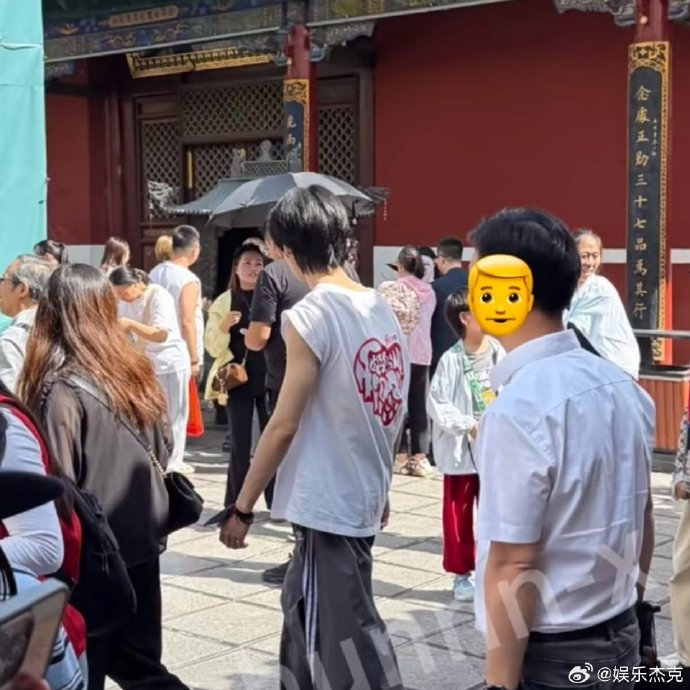张真源山西旅游被偶遇时是和谁在一起？