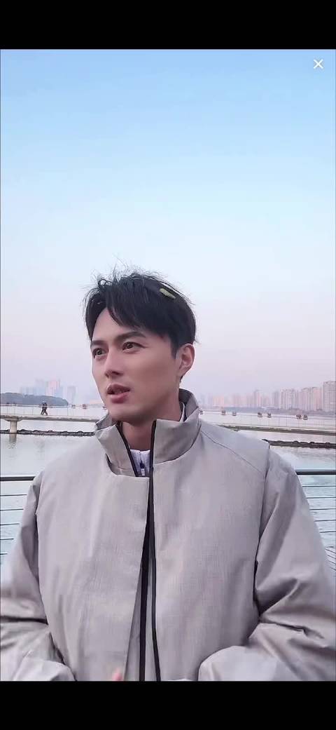 翟佳宁称明星会搜自己看同人文，表情微妙