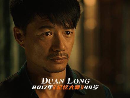 “演技沉稳如山，台词功底深厚，角色塑造千变万化”