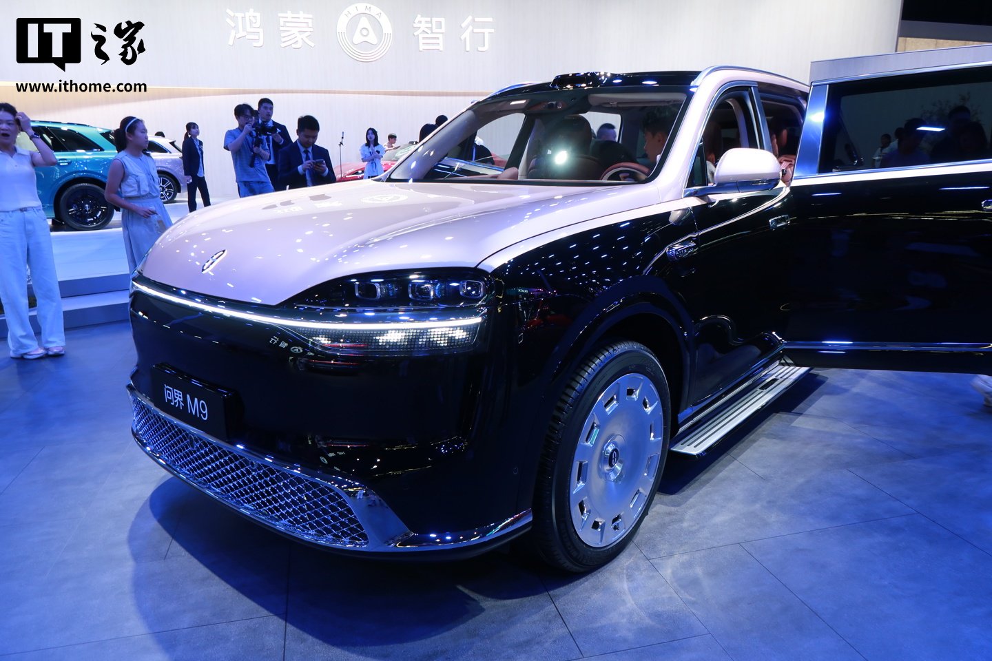 鸿蒙智行问界M9 Ultimate实车亮相2026成都车展，内饰公开